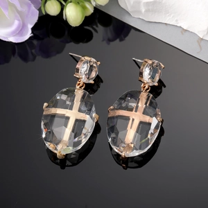 Boucles d'oreilles goutte en cristal facetté avec croix dorée pour femme en vue de 45 degrés