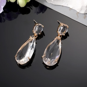 Boucles d'oreilles élégantes en cristal clair en forme de poire avec base dorée