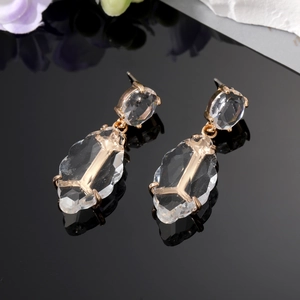 Élégantes boucles d'oreilles pendantes dorées avec cristaux transparents en forme de goutte