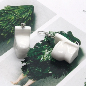 Boucles d'oreilles créatives en forme de toilette blanche avec des crochets argentés