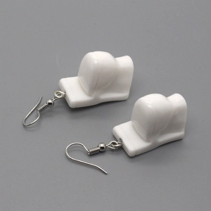 Boucles d'oreilles toilettes 3D rigolotes en résine blanche avec crochets argentés