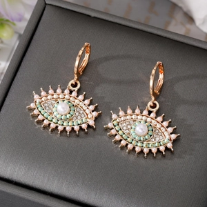 Eleganti orecchini occhio del diavolo dorati con perle bianche e cristalli turchesi