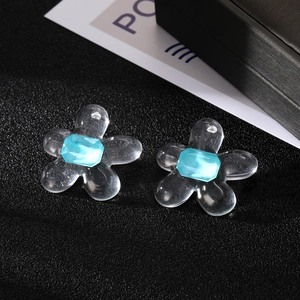 Pendientes de flores de resina transparente con una gema cuadrada azul claro al centro