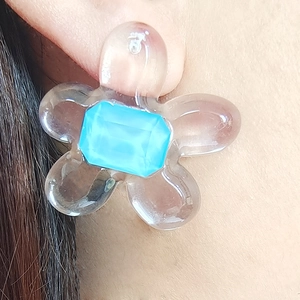 Pendientes de flor de resina transparente con una piedra preciosa azul rectangular