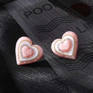 Élégantes boucles d'oreilles cœur en résine rose avec strass brillants et bordure dorée