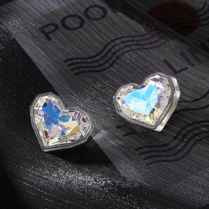 Boucles d'oreilles cœur en résine irisée au laser avec une surface géométrique facettée