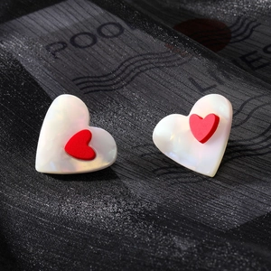 Boucles d'oreilles cœur minimalistes en résine laser avec petits détails de cœur rouge