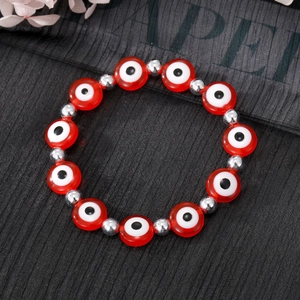 Détail du bracelet perles œil grec rouge avec entretoises argent sur tissu noir