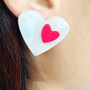 Boucles d'oreilles cœur de style coréen avec base en nacre blanche et résine rouge