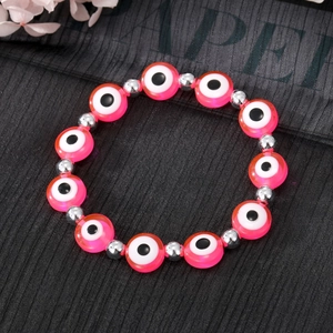 Vue détaillée de dessus du bracelet œil maléfique en résine rose avec perles en argent