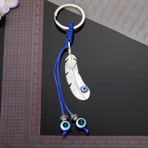 Porte-clés plume ethnique argenté avec perles œil grec bleues et cordon tressé