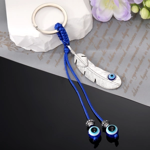 Porte-clés ethnique œil du mal avec cordon tressé bleu et pendentif plume en argent
