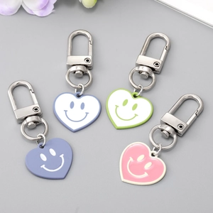 Porte-clés Mignon Forme de Cœur Visage Souriant Pendentif de Sac en Alliage Émaillé Accessoire de Dessin Animé pour Femmes