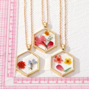 Collier bohème avec pendentif hexagonal en résine et fleurs séchées colorées en or