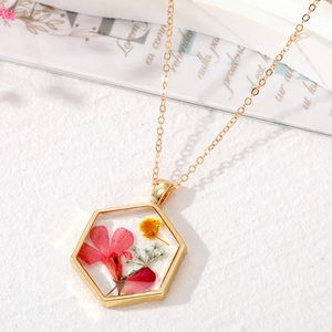 Collier hexagonal doré fait main avec de vraies fleurs séchées sous résine