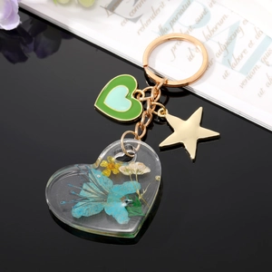 Porte-clés cœur en acrylique avec fleurs séchées naturelles et étoile dorée