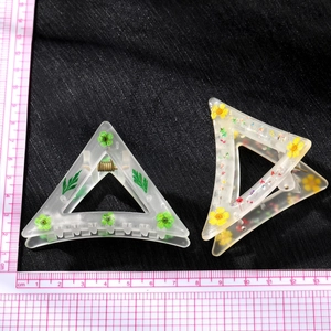 Matte triangle hair claw clips with natural dried flowers in translucent resin, 7cm size