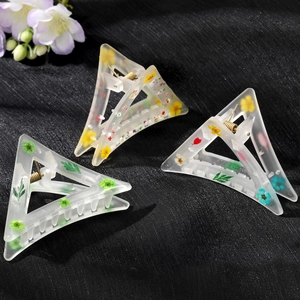 Frosted Resin Triangle Hair Claw Clip With Real Natural Dried Flowers Handmade Korean Style Floral Hair Accessories For Women