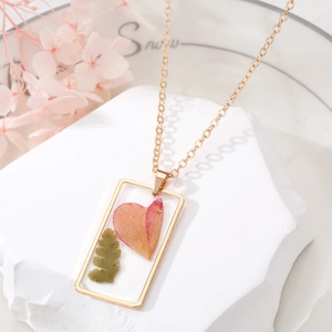 Collier bohème rectangulaire transparent avec fleurs séchées roses et chaîne dorée