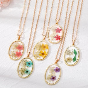 Oval Dried Flower Resin Pendant Necklace Gold Alloy Chain Real Botanical Specimen Jewelry For Women Vintage Pastoral Style