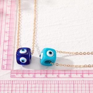 Ethno-Stil blaue Harz Evil Eye Würfel Anhänger Halsketten mit zarten Goldketten