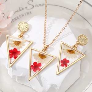 Pastoral Gold Alloy Triangle Resin Set Real Dried Flower Daisy Pendant Necklace Stud Earrings Jewelry Set For Women Romantic Floral