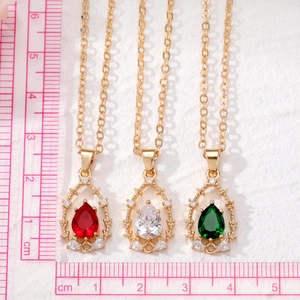 Collier en cristal goutte d'eau rouge, blanc et vert avec cadre doré et diamants