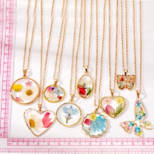 Parure de colliers bohèmes en résine transparente avec de vraies fleurs séchées et or