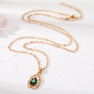 Collier doré élégant avec pendentif goutte émeraude évidé et cristaux de zircone
