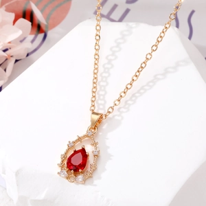 Élégant collier doré avec pendentif cristal rouge en forme de goutte et serti de diamants