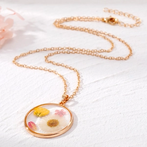 Collier bohème avec pendentif rond en résine transparente et véritables fleurs séchées