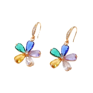 Elegantes pendientes de flores de cristal con cinco pétalos, piedras de colores y ganchos oro