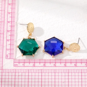 Zeshoekige kristallen hangoorbellen met groene en blauwe edelstenen en goud