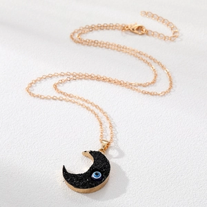 Boho Goldhalskette mit schwarzem Halbmond Anhänger und blauem Evil Eye Schutzsymbol