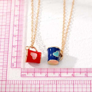 Colliers avec pendentifs tasses en émail coloré et motif cœur sur chaîne dorée