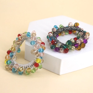 Lot de deux chouchous élastiques à perles de cristal colorées sur un support géométrique