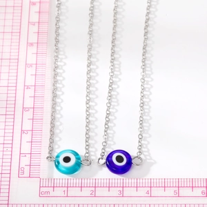 Macro-opname toont de 10mm blauwe boze oog hanger diameter op een meetlat