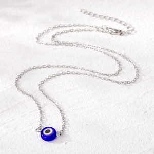 Blauwe Turkse Evil Eye hanger ketting met een fijne zilveren metalen ketting op witte achtergrond