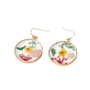 Pendientes de resina con flores secas reales y marco circular dorado estilo natural