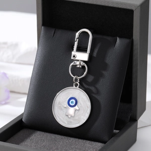Hamsa Hand Schlüsselanhänger mit Evil Eye Motiv und Marmortextur in Geschenkbox
