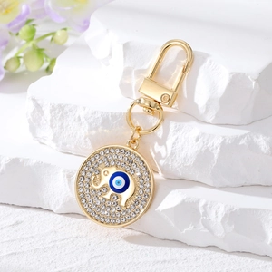 Détail du pendentif éléphant en cristal avec œil maléfique sur pierre texturée