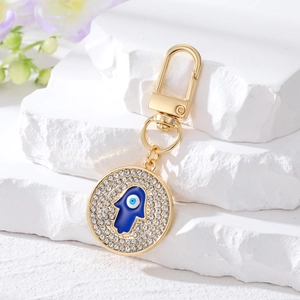 Détail du porte-clés Main de Fatma avec émail bleu et strass brillants sertis