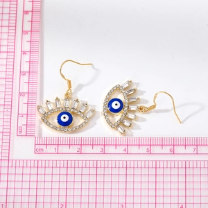 Detailsicht der goldenen türkischen Evil-Eye-Ohrringe mit Strass und blauem Emaille-Inlay