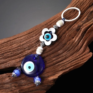 Porte-clés ethnique Evil Eye avec pendentif en verre bleu et détails vintage de papillon