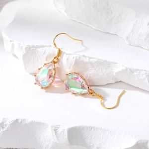 Boucles d'oreilles pendantes en cristal irisé en forme de poire avec crochets dorés