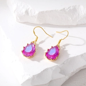 Vue macro des boucles d'oreilles en cristal avec poinçon en argent sterling S925
