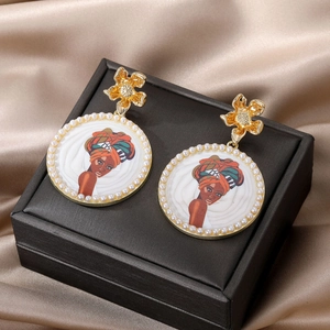 Pendientes de retrato de mujer africana con borde de perlas y flor dorada elegante