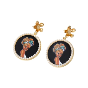 Pendientes colgantes de retrato africano con flor dorada y borde de perlas blancas