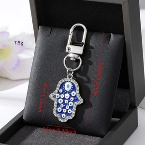 Detailansicht des Hamsa Hand Schlüsselanhängers mit blauen Augen und Kristallen