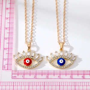 Détails des pendentifs œil bleu et rouge avec zircons sur tapis de mesure